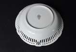 Quatro peças diversas de porcelana, sendo: 2 pr... - Quatro peças diversas de porcelana, sendo: 2 pratos decorados com cenas românticas em policromia; bowl alemão da Bavaria com borda vazada e flor...