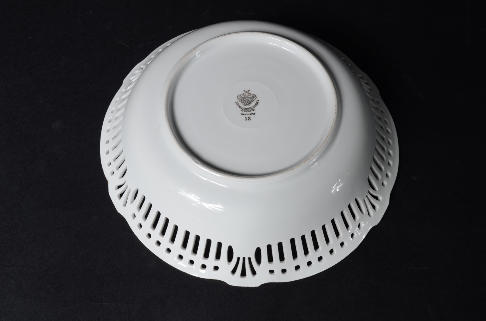 Quatro peças diversas de porcelana, sendo: 2 pratos decorados com... - foto 11 de 12