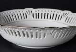 Quatro peças diversas de porcelana, sendo: 2 pr... - Quatro peças diversas de porcelana, sendo: 2 pratos decorados com cenas românticas em policromia; bowl alemão da Bavaria com borda vazada e flor...