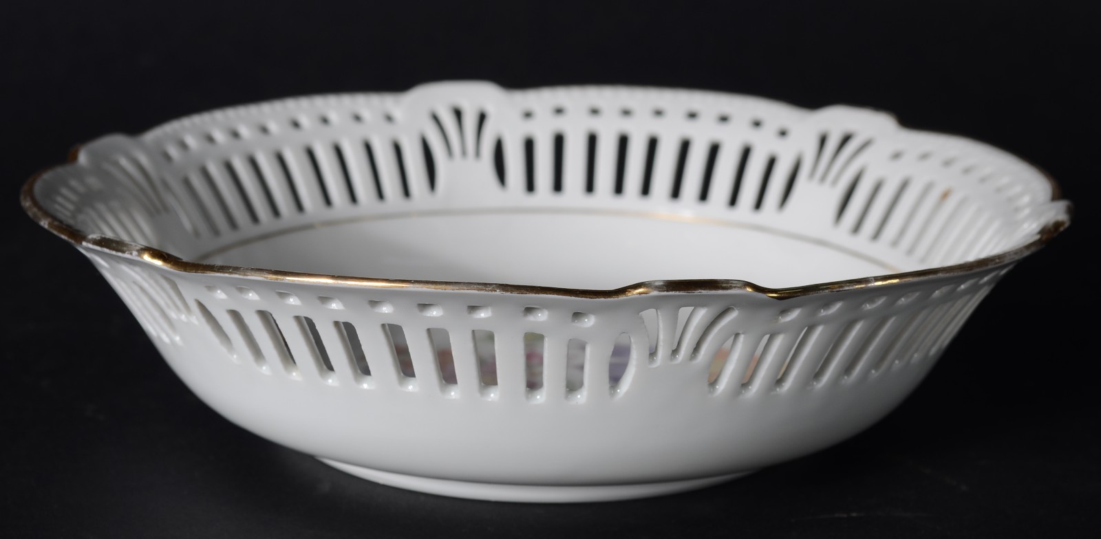 Quatro peças diversas de porcelana, sendo: 2 pratos decorados com... - foto 12 de 12