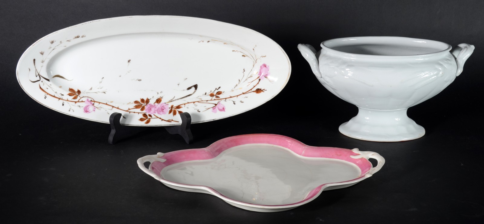 Três peças diversas de porcelana, sendo: travessa para peixe; sopeira... - foto 1 de 9