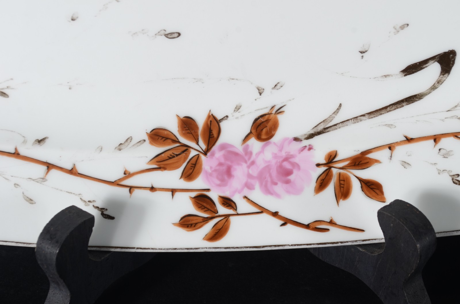 Três peças diversas de porcelana, sendo: travessa para peixe; sopeira... - foto 2 de 9