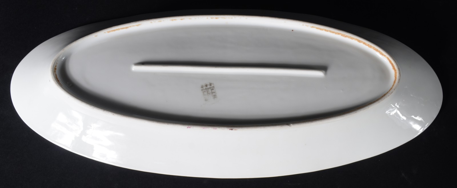 Três peças diversas de porcelana, sendo: travessa para peixe; sopeira... - foto 3 de 9