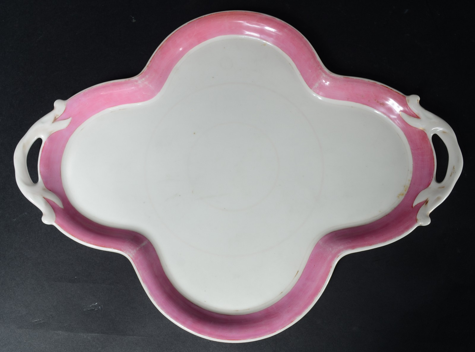 Três peças diversas de porcelana, sendo: travessa para peixe; sopeira... - foto 4 de 9