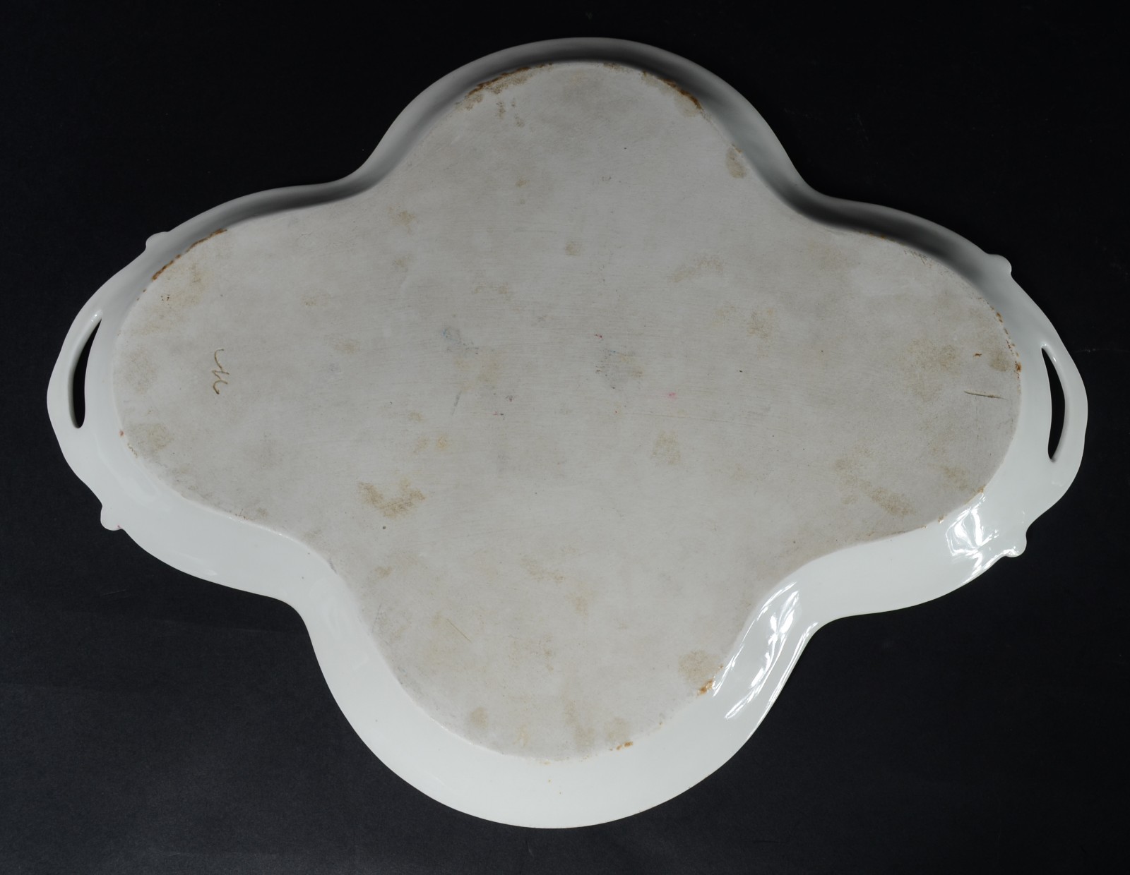 Três peças diversas de porcelana, sendo: travessa para peixe; sopeira... - foto 5 de 9