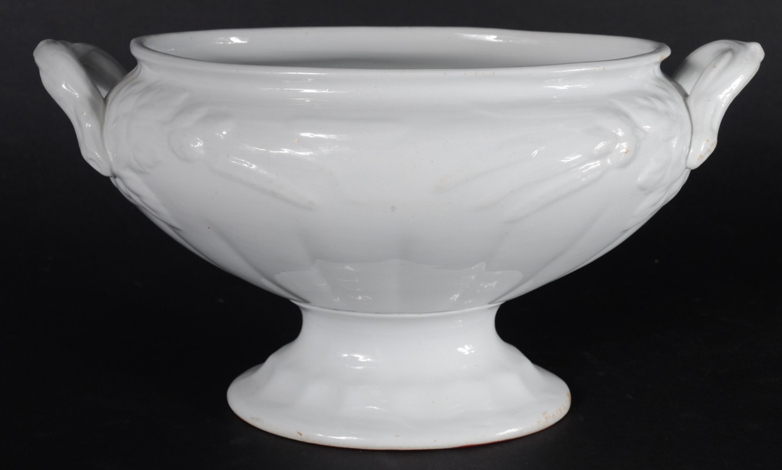 Três peças diversas de porcelana, sendo: travessa para peixe; sopeira... - foto 7 de 9