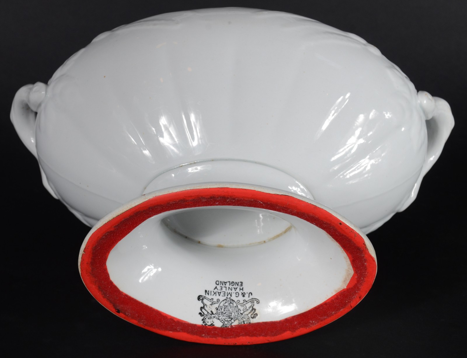 Três peças diversas de porcelana, sendo: travessa para peixe; sopeira... - foto 8 de 9