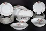 Serviço de jantar de porcelana Brennand, decora... - Serviço de jantar de porcelana Brennand, decorada com flores em policromia e frisos dourados, composto de: 10 pratos rasos (um bicado), 12 prato...