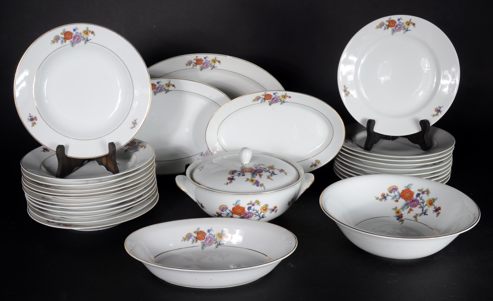 Serviço de jantar de porcelana Brennand, decorada com flores em... - foto 1 de 8
