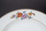 Serviço de jantar de porcelana Brennand, decora... - Serviço de jantar de porcelana Brennand, decorada com flores em policromia e frisos dourados, composto de: 10 pratos rasos (um bicado), 12 prato...