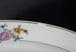 Serviço de jantar de porcelana Brennand, decora... - Serviço de jantar de porcelana Brennand, decorada com flores em policromia e frisos dourados, composto de: 10 pratos rasos (um bicado), 12 prato...