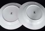 Serviço de jantar de porcelana Brennand, decora... - Serviço de jantar de porcelana Brennand, decorada com flores em policromia e frisos dourados, composto de: 10 pratos rasos (um bicado), 12 prato...