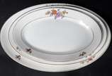 Serviço de jantar de porcelana Brennand, decora... - Serviço de jantar de porcelana Brennand, decorada com flores em policromia e frisos dourados, composto de: 10 pratos rasos (um bicado), 12 prato...