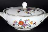 Serviço de jantar de porcelana Brennand, decora... - Serviço de jantar de porcelana Brennand, decorada com flores em policromia e frisos dourados, composto de: 10 pratos rasos (um bicado), 12 prato...