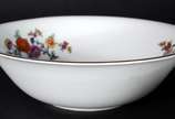 Serviço de jantar de porcelana Brennand, decora... - Serviço de jantar de porcelana Brennand, decorada com flores em policromia e frisos dourados, composto de: 10 pratos rasos (um bicado), 12 prato...