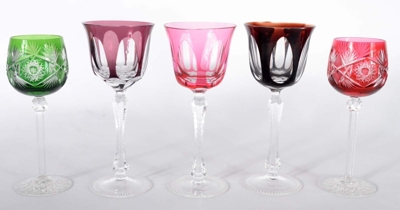 Cinco taças para vinho de cristal doublé colorido, sendo 3 facetados... - foto 1 de 6