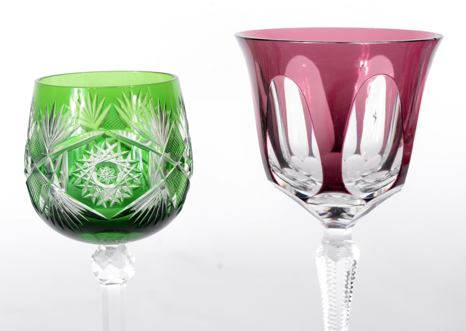 Cinco taças para vinho de cristal doublé colorido, sendo 3 facetados... - foto 2 de 6