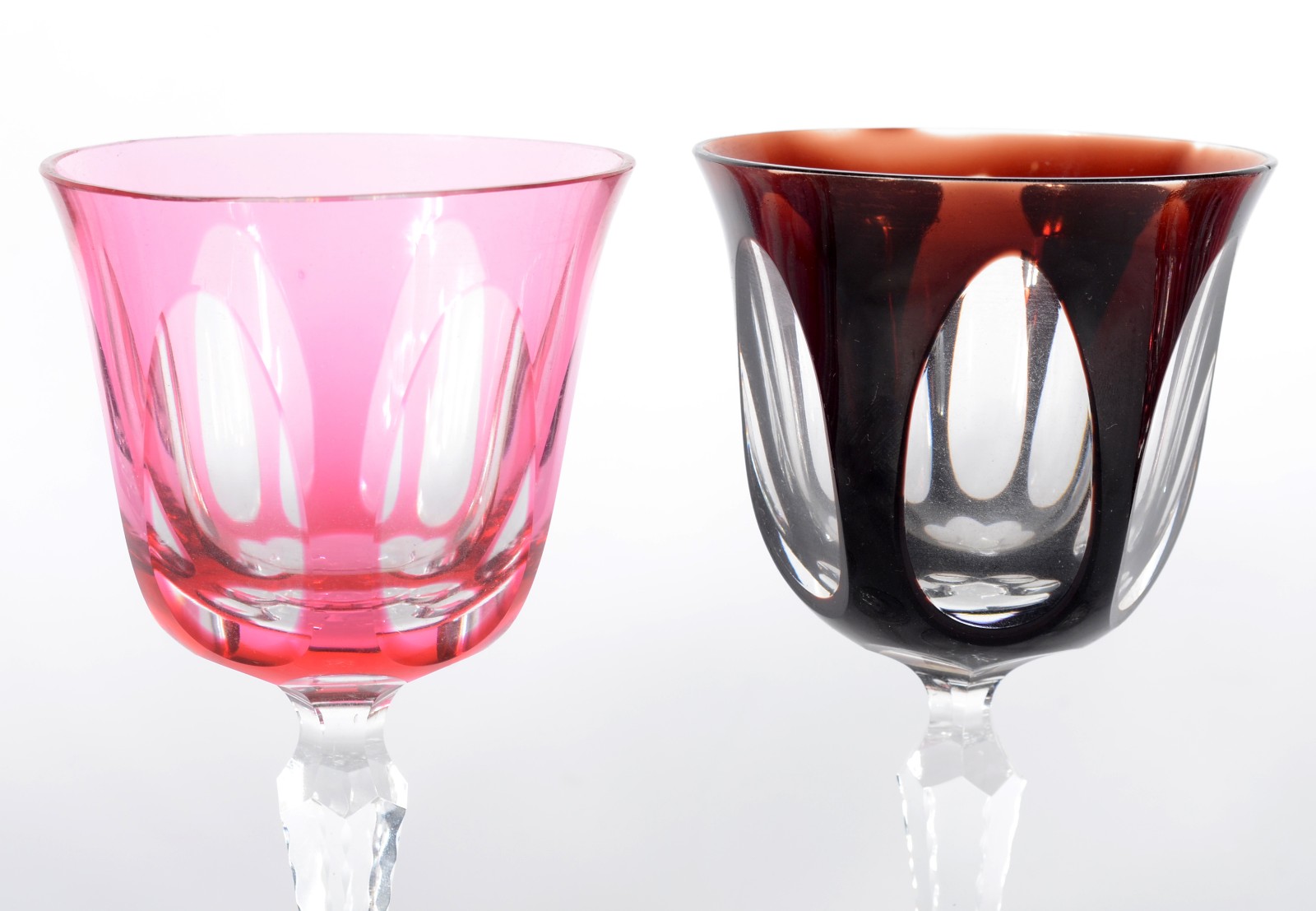 Cinco taças para vinho de cristal doublé colorido, sendo 3 facetados... - foto 3 de 6