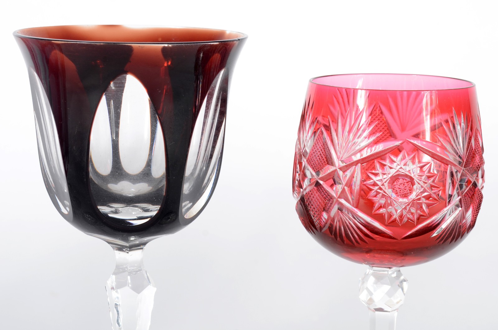 Cinco taças para vinho de cristal doublé colorido, sendo 3 facetados... - foto 4 de 6
