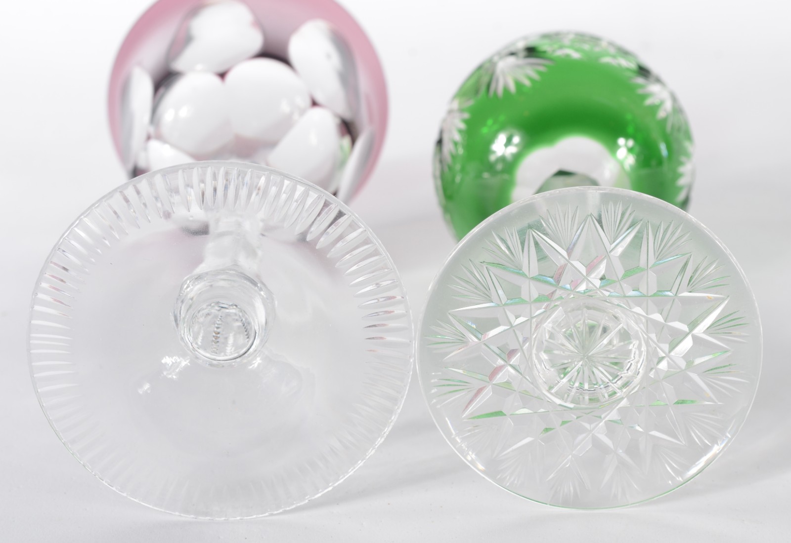Cinco taças para vinho de cristal doublé colorido, sendo 3 facetados... - foto 6 de 6