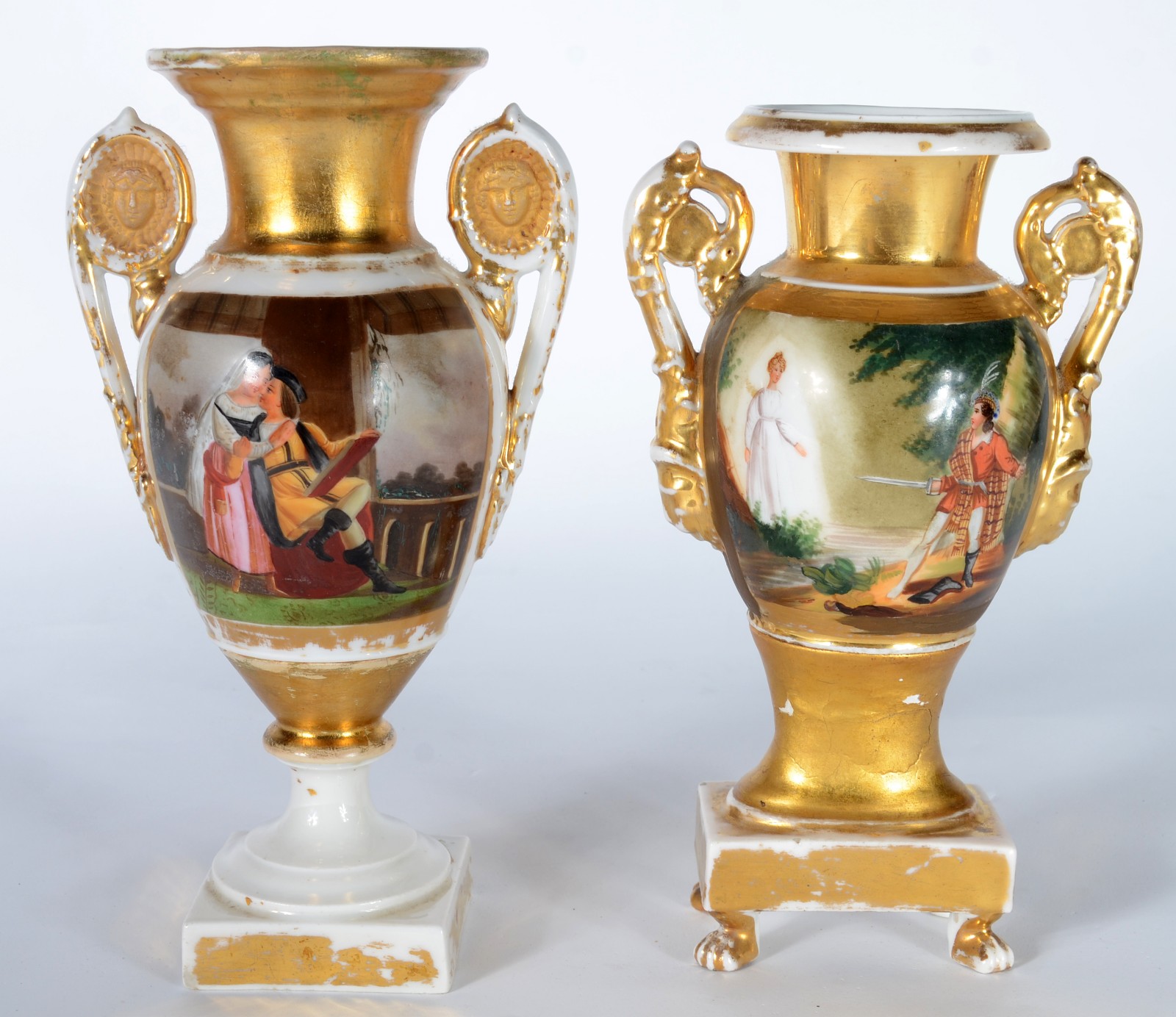 Duas ânforas de porcelana francesa decoradas com cenas românticas em... - foto 1 de 10