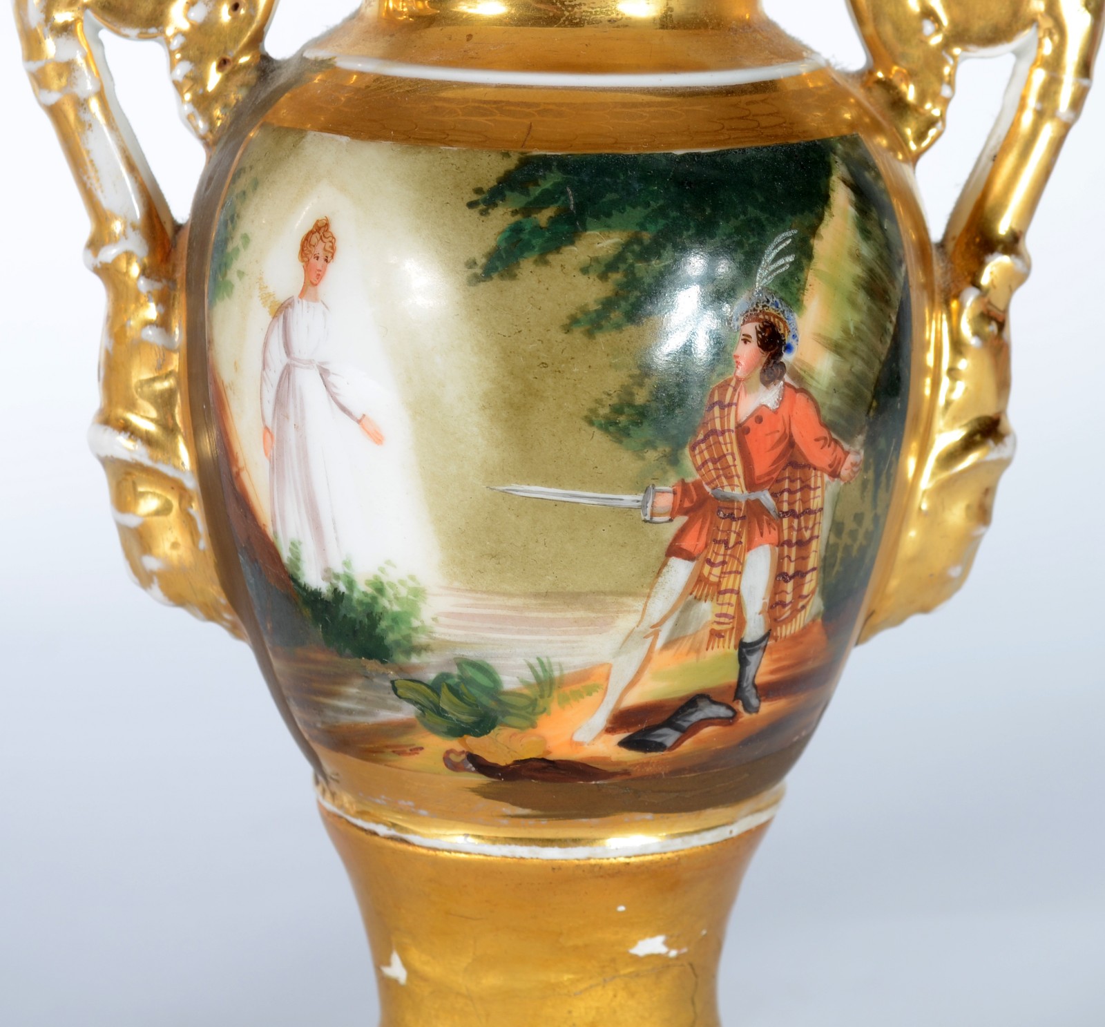 Duas ânforas de porcelana francesa decoradas com cenas românticas em... - foto 2 de 10