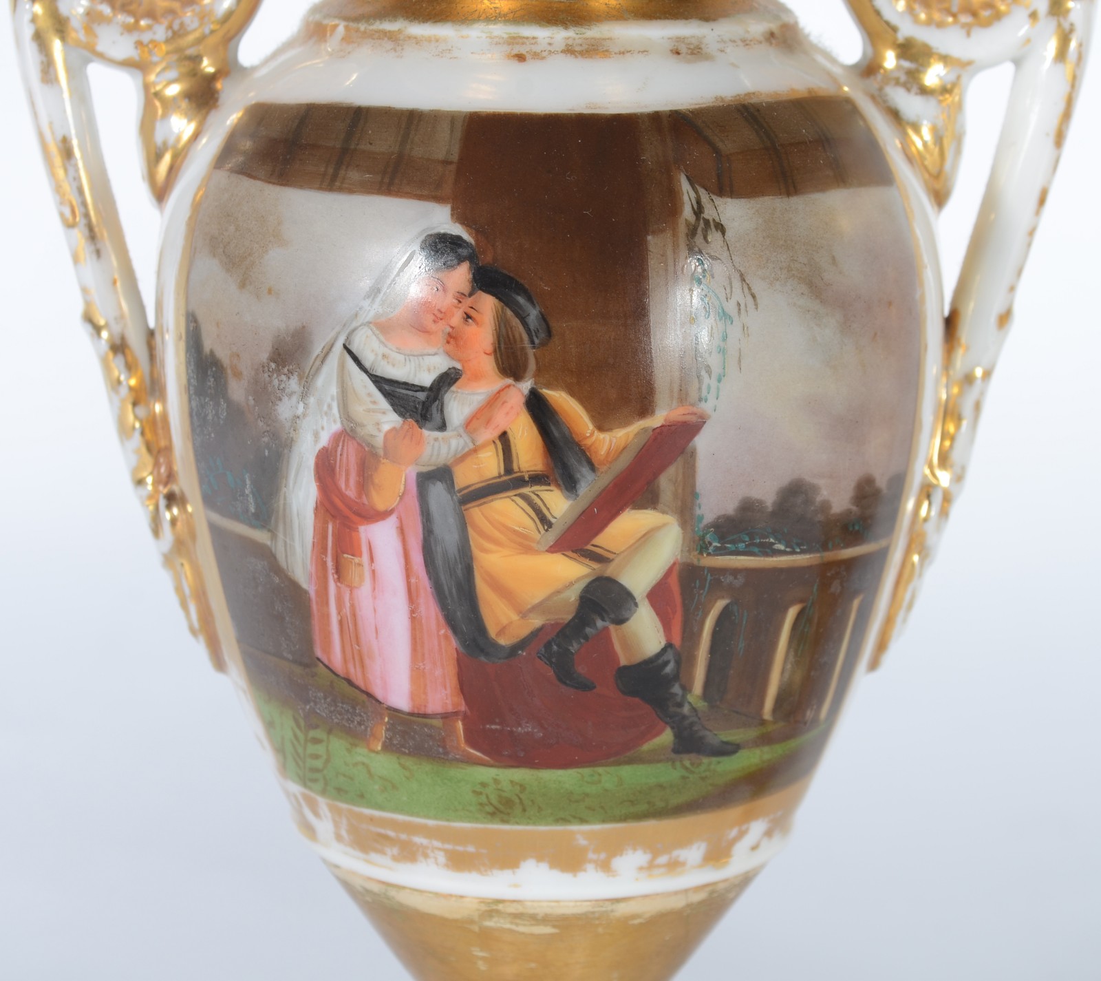 Duas ânforas de porcelana francesa decoradas com cenas românticas em... - foto 3 de 10