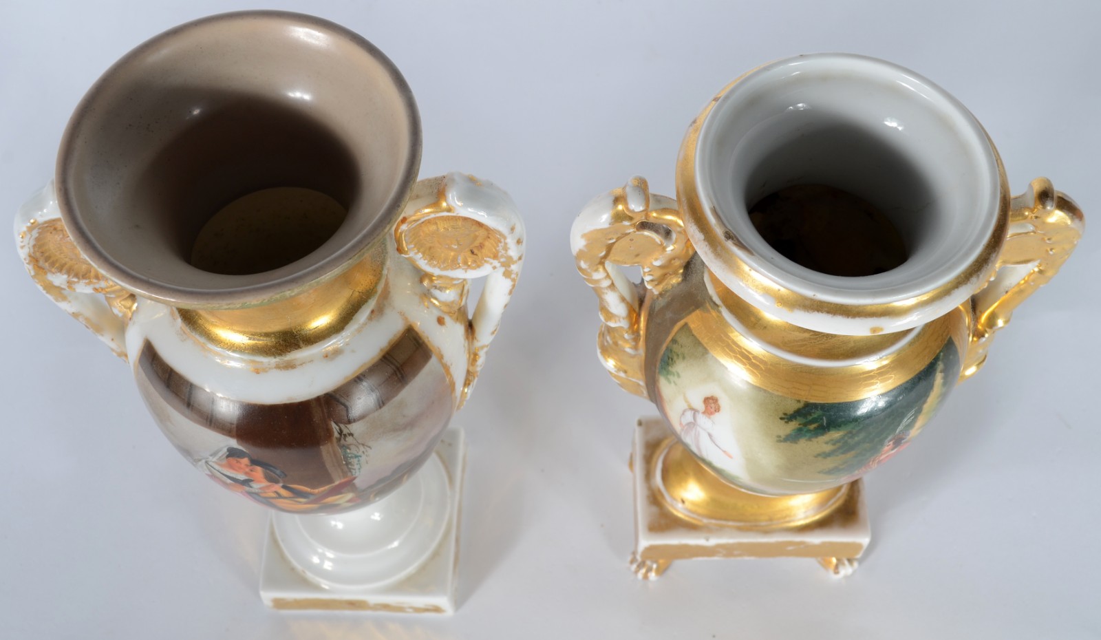 Duas ânforas de porcelana francesa decoradas com cenas românticas em... - foto 4 de 10
