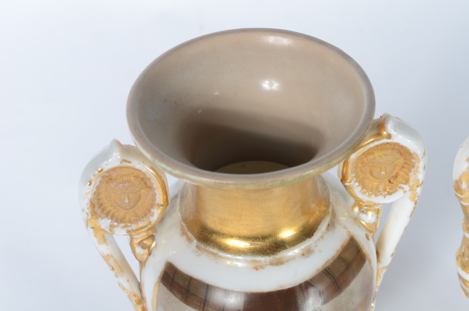 Duas ânforas de porcelana francesa decoradas com cenas românticas em... - foto 5 de 10