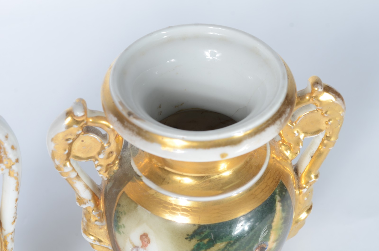 Duas ânforas de porcelana francesa decoradas com cenas românticas em... - foto 6 de 10