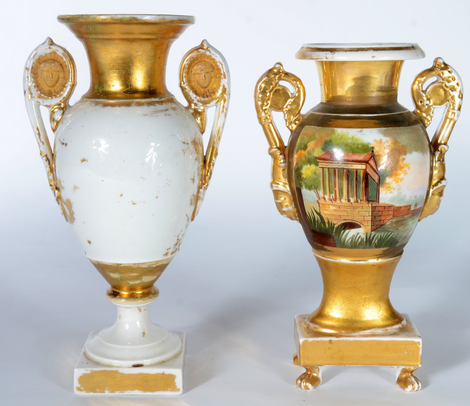 Duas ânforas de porcelana francesa decoradas com cenas românticas em... - foto 7 de 10