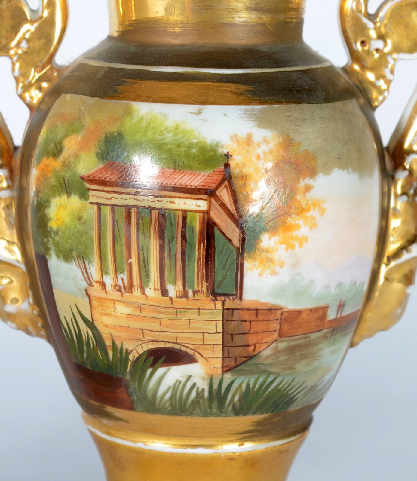 Duas ânforas de porcelana francesa decoradas com cenas românticas em... - foto 9 de 10