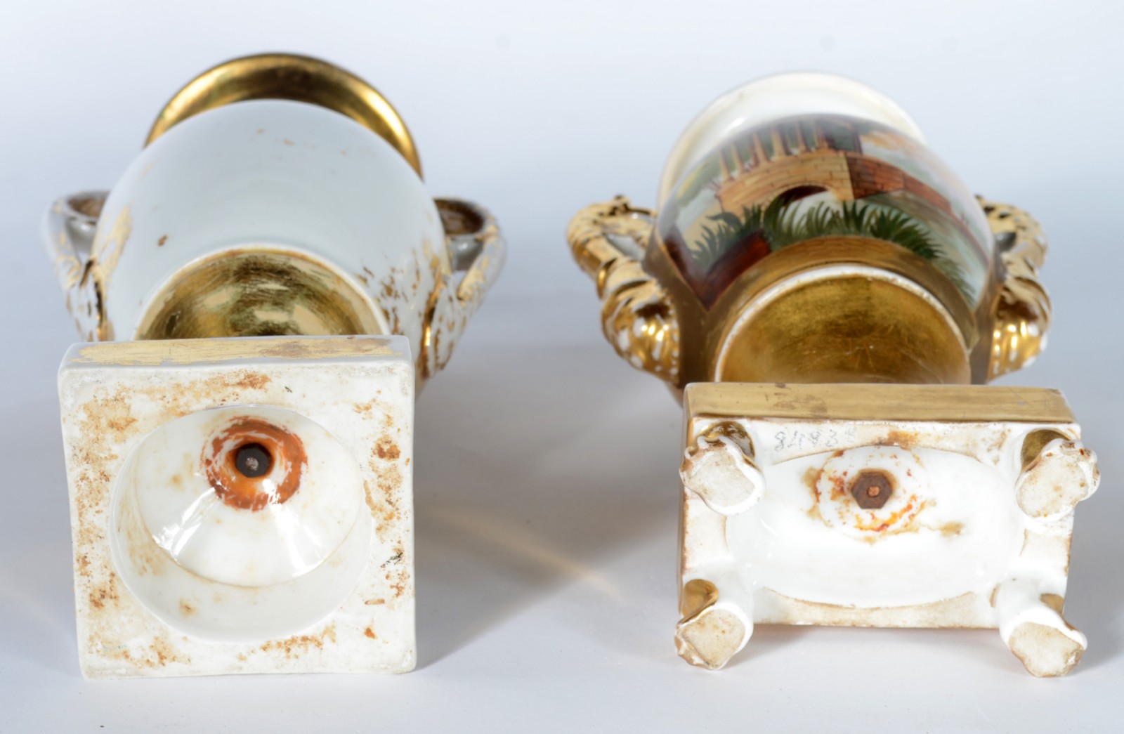 Duas ânforas de porcelana francesa decoradas com cenas românticas em... - foto 10 de 10
