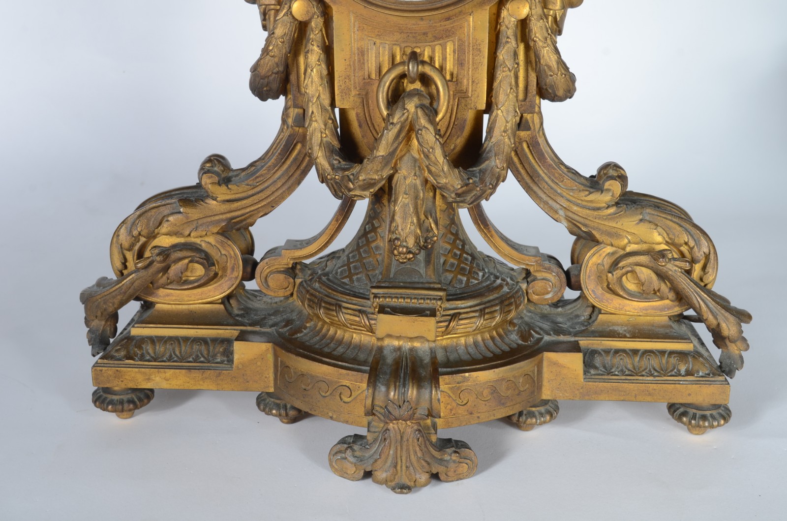 Elegante relógio frances de mesa, século XIX. Caixa simétrica em... - foto 3 de 9