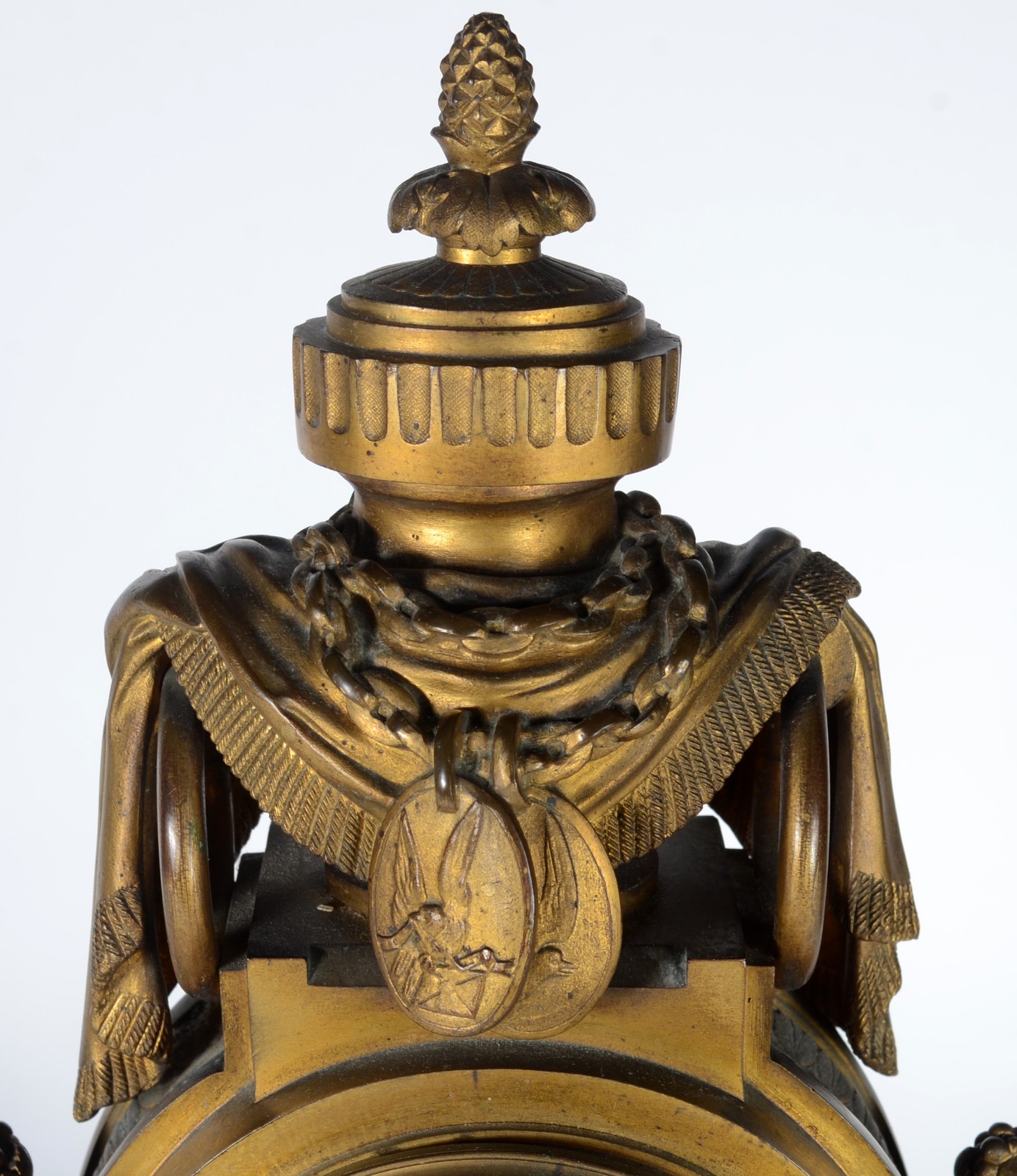 Elegante relógio frances de mesa, século XIX. Caixa simétrica em... - foto 4 de 9