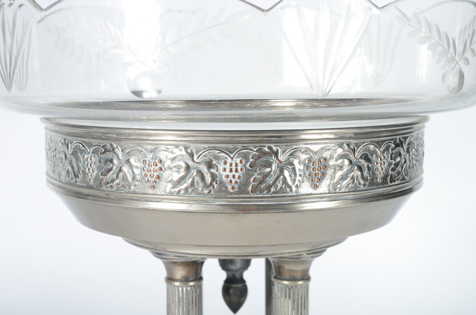 Fruteira com base de metal prateado decorado com folhas de parreira e... - foto 2 de 11