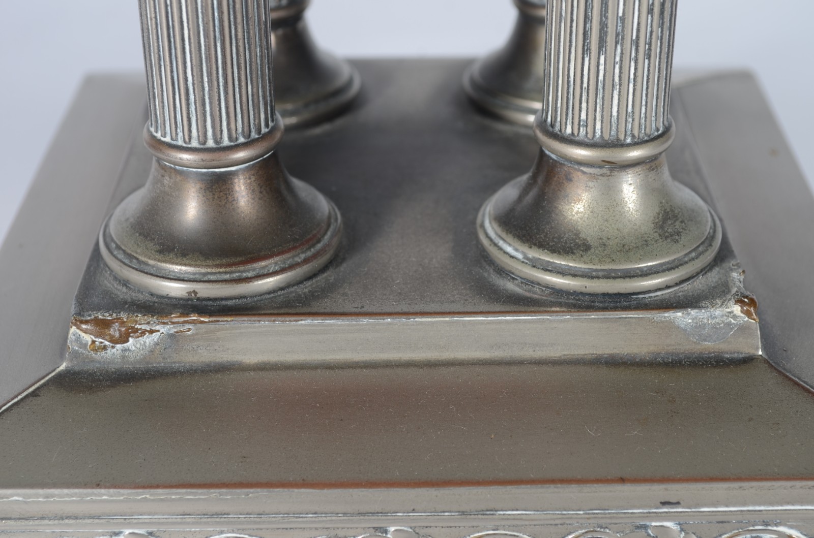 Fruteira com base de metal prateado decorado com folhas de parreira e... - foto 4 de 11