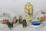Sete pequenas peças  orientais  de porcelana, m... - Sete pequenas peças  orientais  de porcelana, metal e outros materiais.