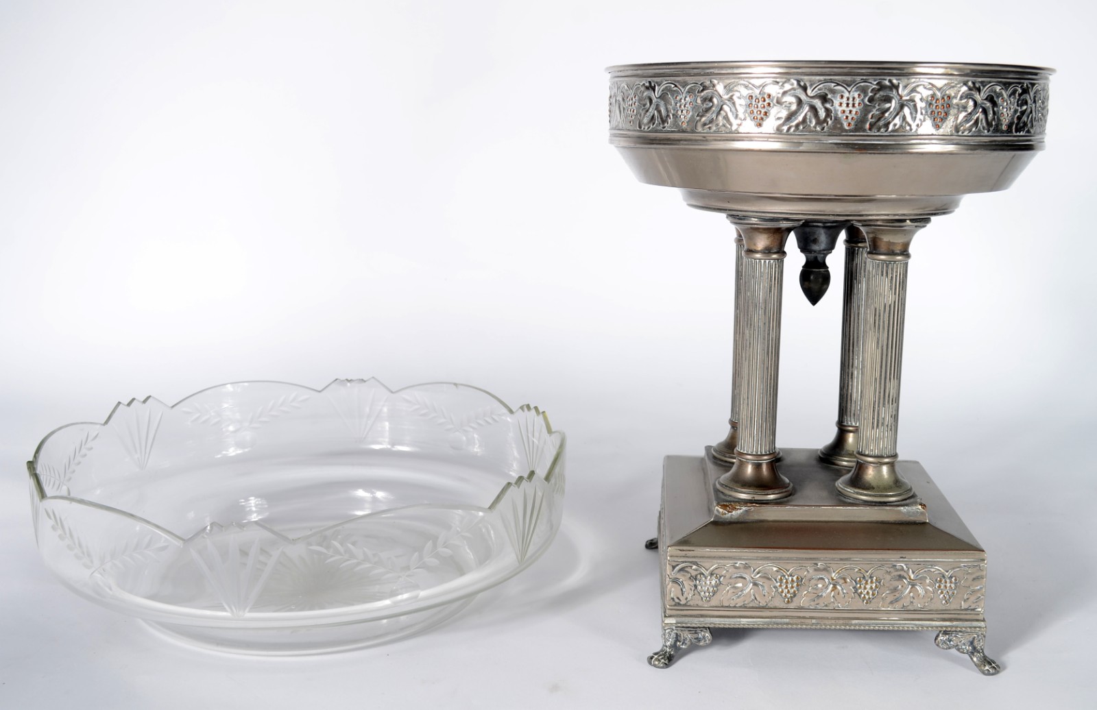 Fruteira com base de metal prateado decorado com folhas de parreira e... - foto 9 de 11