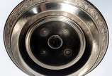 Fruteira com base de metal prateado decorado co... - Fruteira com base de metal prateado decorado com folhas de parreira e cachos de uvas em relevo, base quadrangular com quatro colunas sustentando...