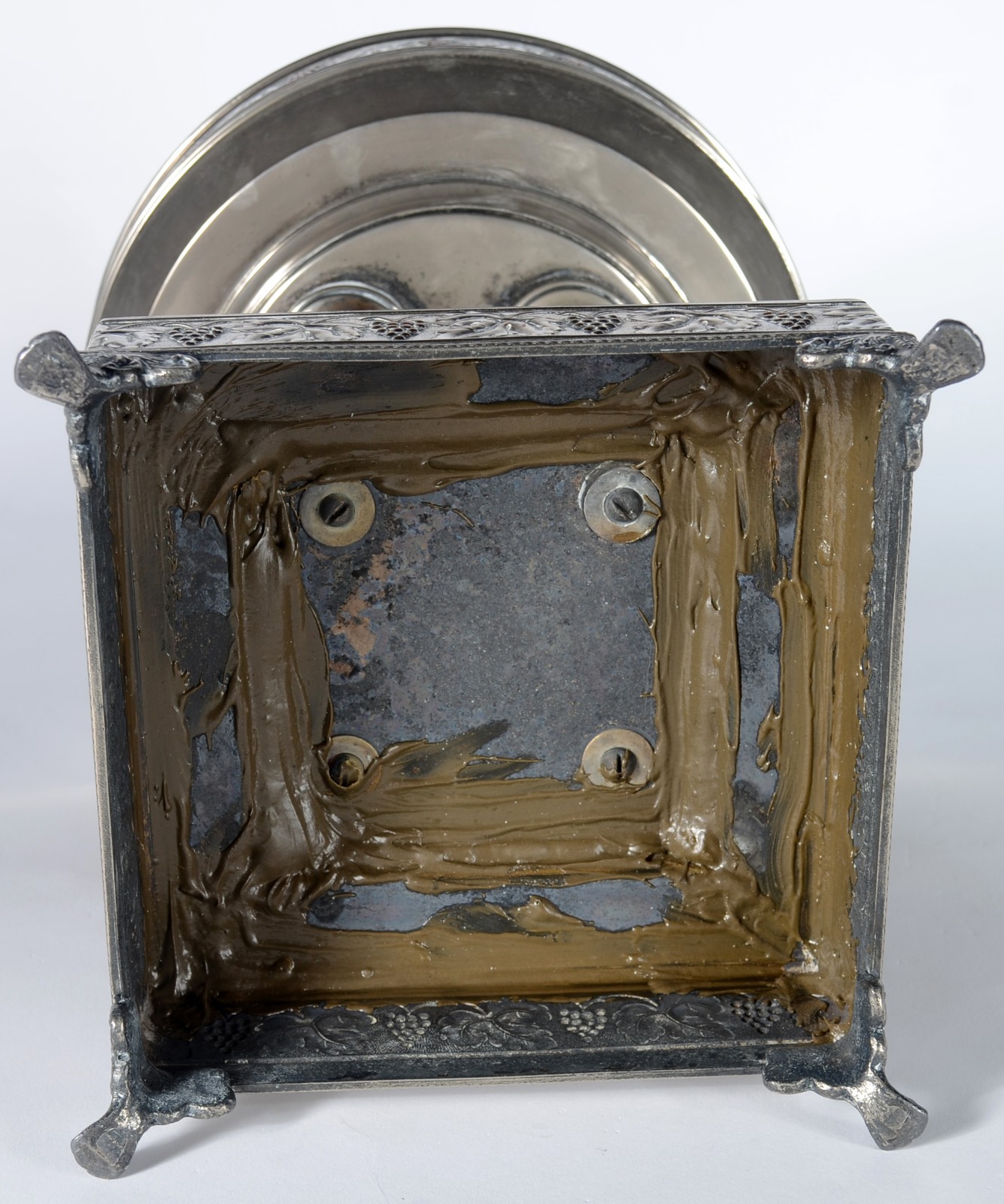 Fruteira com base de metal prateado decorado com folhas de parreira e... - foto 11 de 11