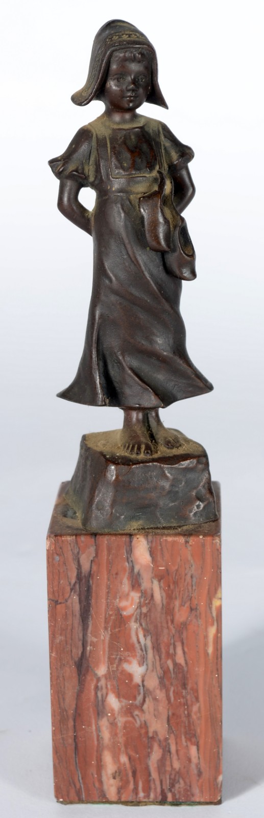 Escultura de bronze representando menina holandesa, base de mármore... - foto 1 de 7