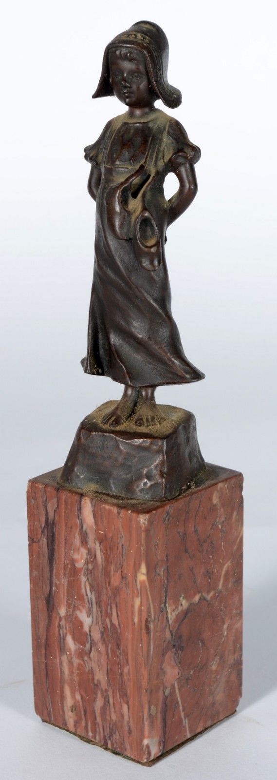 Escultura de bronze representando menina holandesa, base de mármore... - foto 2 de 7