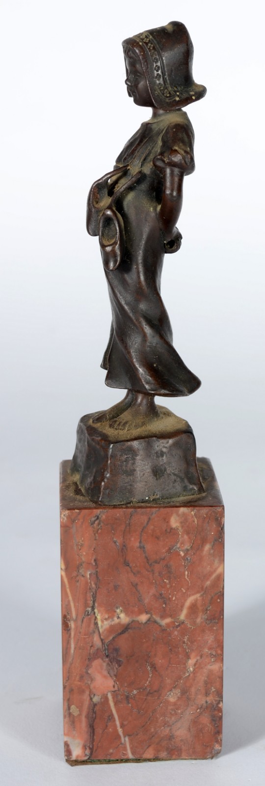 Escultura de bronze representando menina holandesa, base de mármore... - foto 3 de 7
