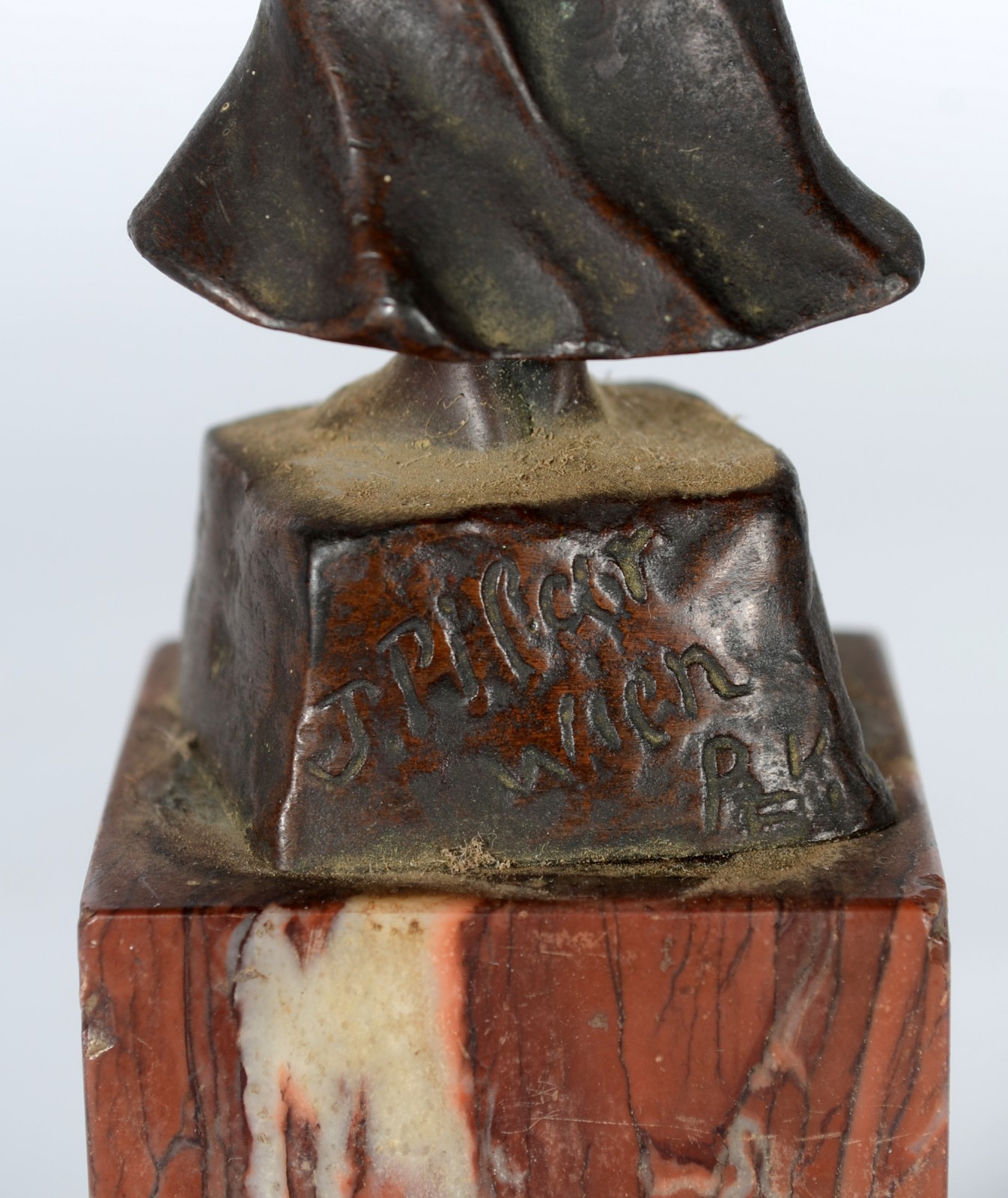 Escultura de bronze representando menina holandesa, base de mármore... - foto 4 de 7