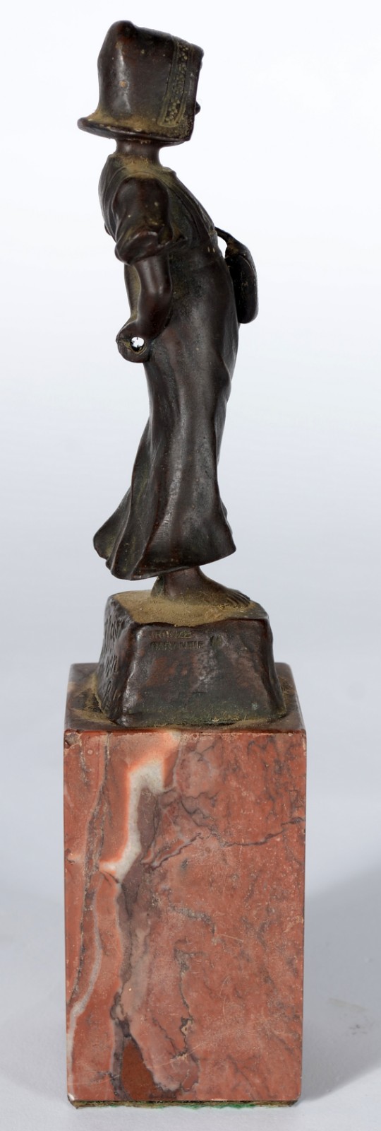 Escultura de bronze representando menina holandesa, base de mármore... - foto 7 de 7