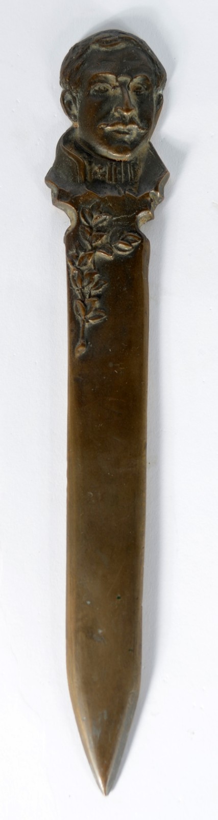 Abridor de cartas de bronze com figura masculina. - foto 2 de 5