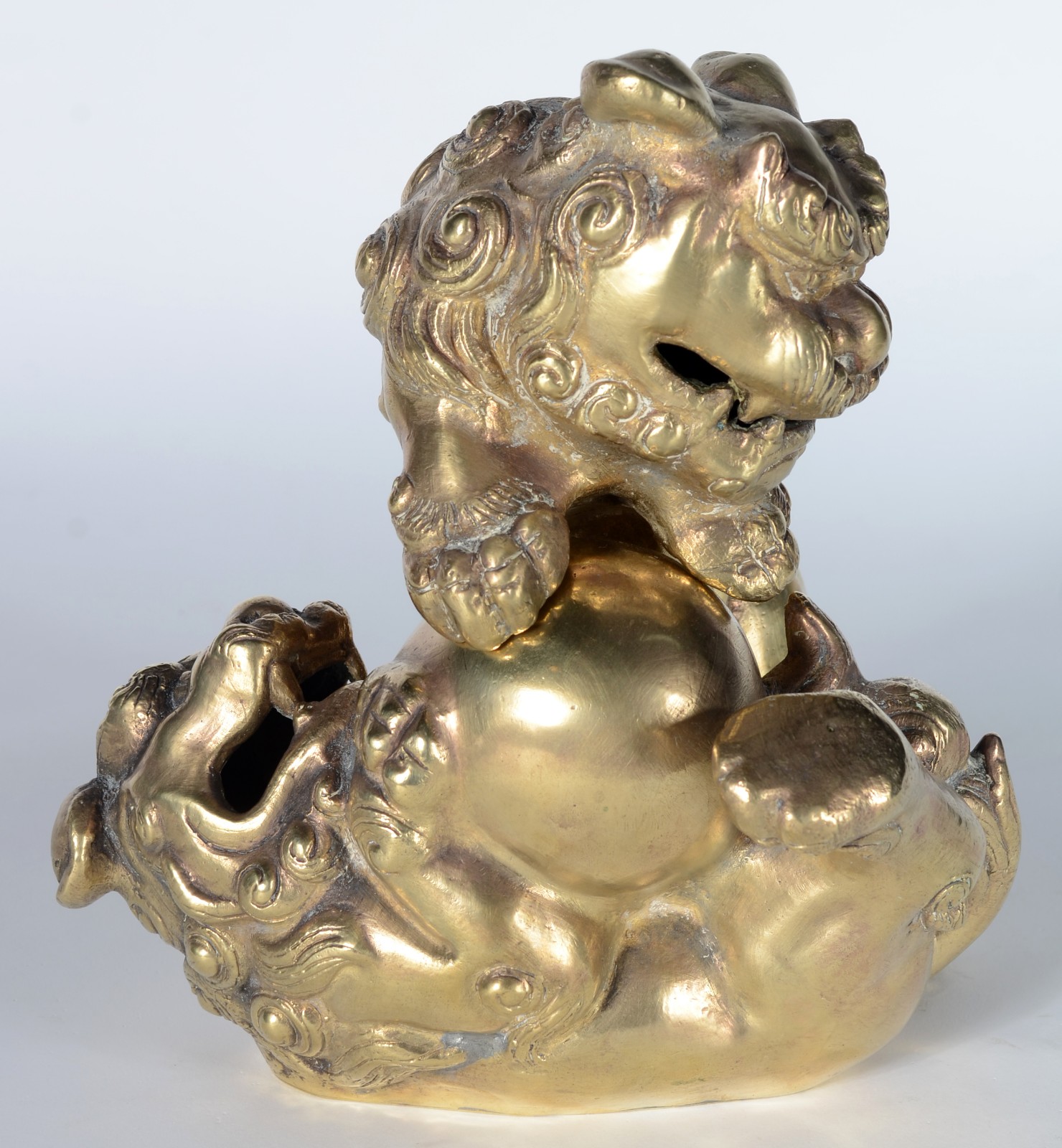 Duas esculturas de encaixar de bronze chines representando cães de fó. - foto 1 de 7