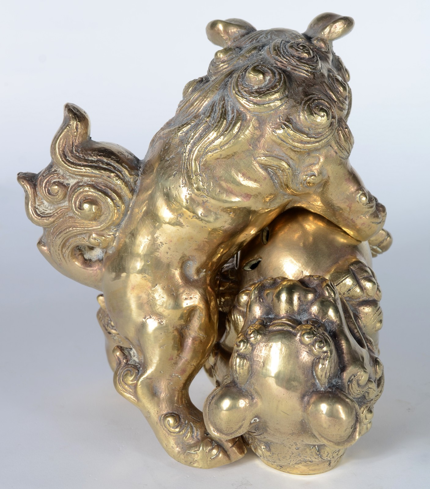 Duas esculturas de encaixar de bronze chines representando cães de fó. - foto 4 de 7