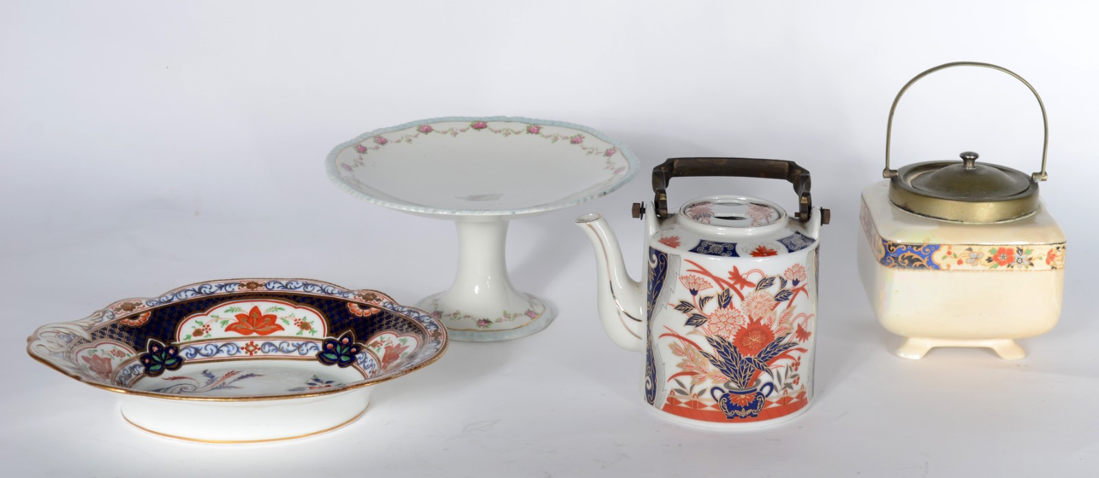 Quatro peças diversas de porcelana/faiança, sendo: fruteira de pé... - foto 1 de 11